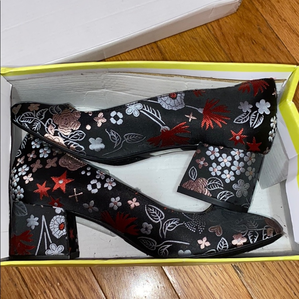 Floral shoes never worn size 6